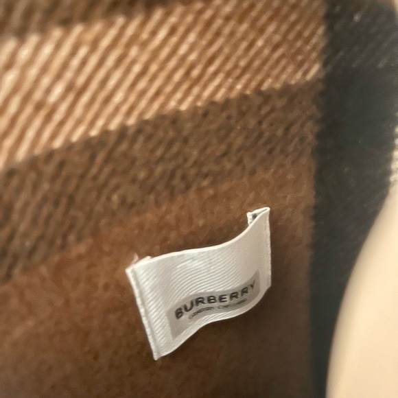 Burberry shawl BrownPlaid Shawl cape
luxurious double-faced cashmere & wool - Picture 10 of 11